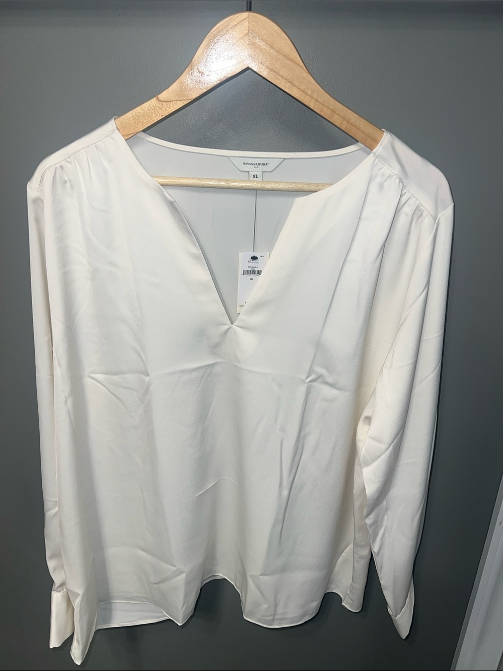 Banana Republic Ivory Split V-Neck Long Sleeve Blouse